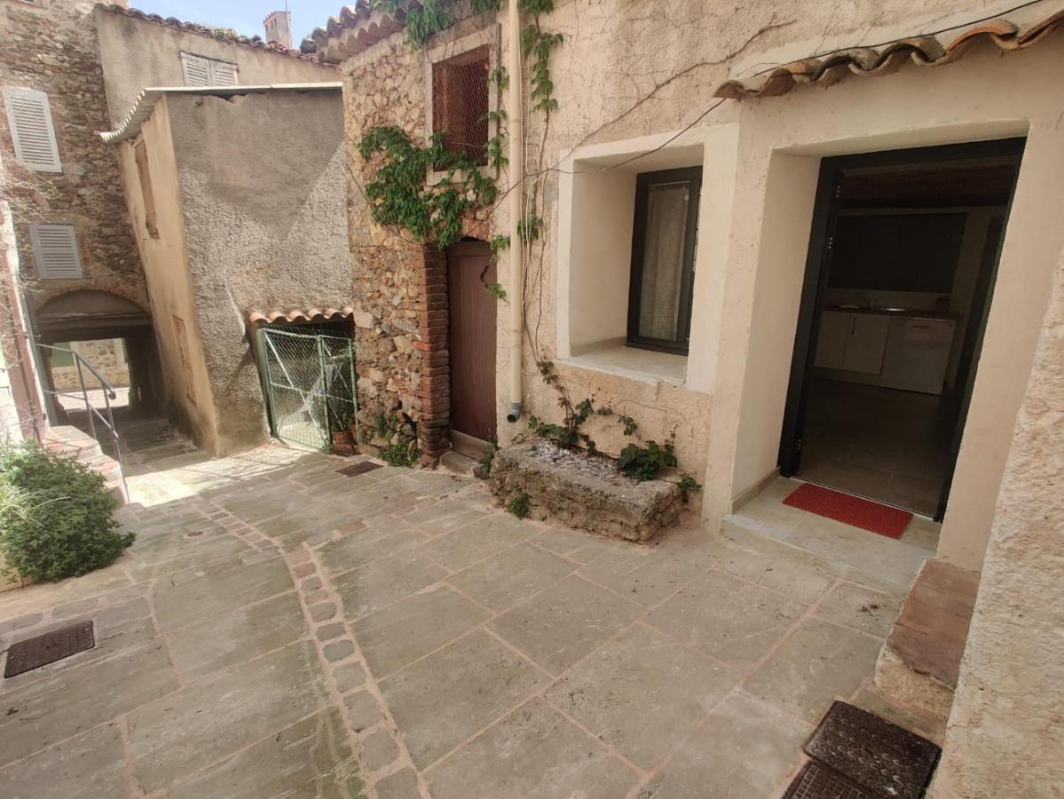 Logement Neuf Centre Du Village Aux Pieds Du Chateau Grimaud Esterno foto