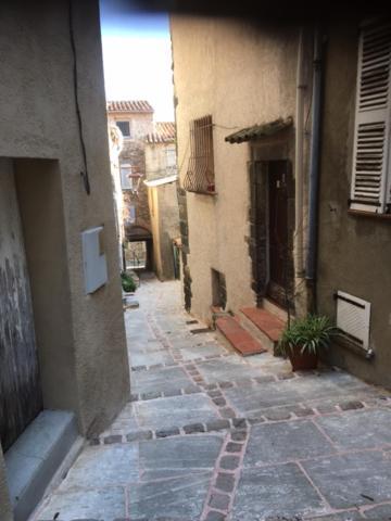 Logement Neuf Centre Du Village Aux Pieds Du Chateau Grimaud Esterno foto